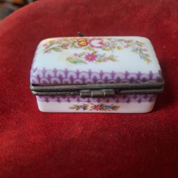 Charming Vintage Hand Painted Porcelain Art Trinket Box - Picture 4 of 8